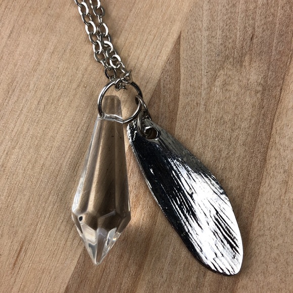 Fairy 🧚 wing with crystal necklace, 30”. Come with a box. - Picture 6 of 11